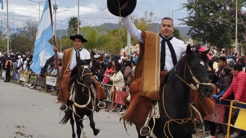 Desfile por los 214 años del Éxodo Jujeño - Capital